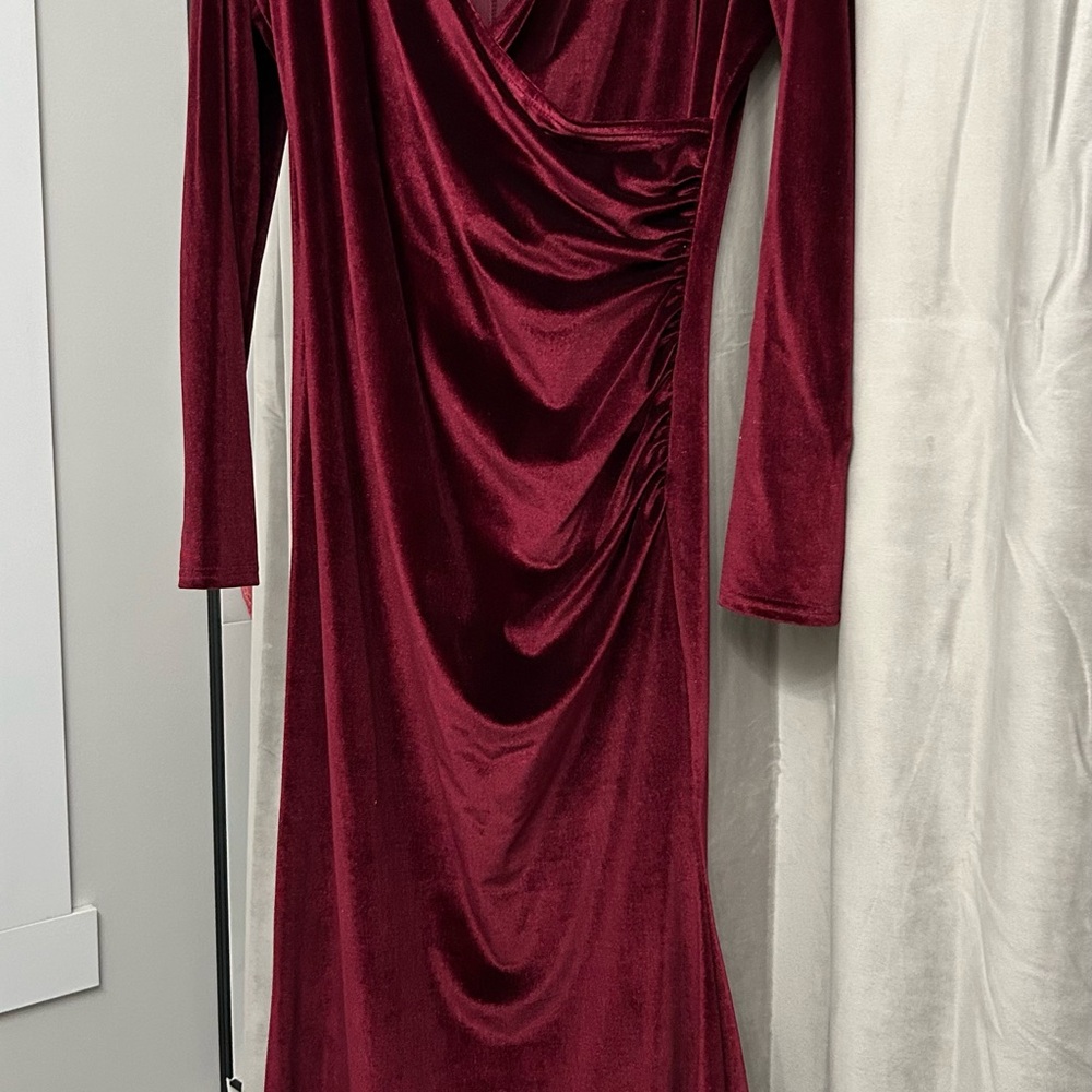Chic Long Sleeve Velvet Dress in Deep Red